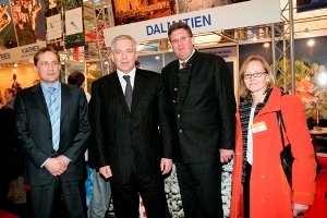 Prime Minister Ivo Sanader and Minister Božidar Kalmeta at the Munich fair (photo: Alex Schelbert)