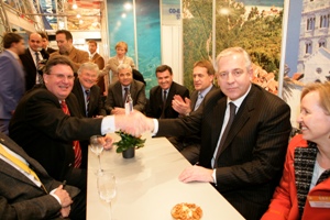 Prime Minister Ivo Sanader and Minister Božidar Kalmeta at the Munich fair (photo: Alex Schelbert)